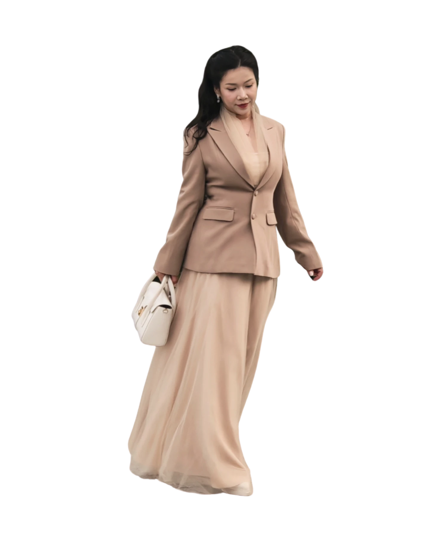 Koko Linh trong trang phục beige
