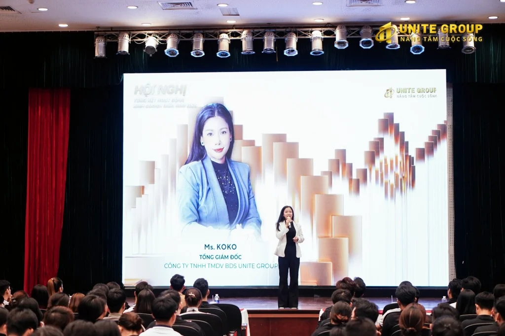 Sự kiện nội bộ Unite Group với Koko Linh trên sân khấu