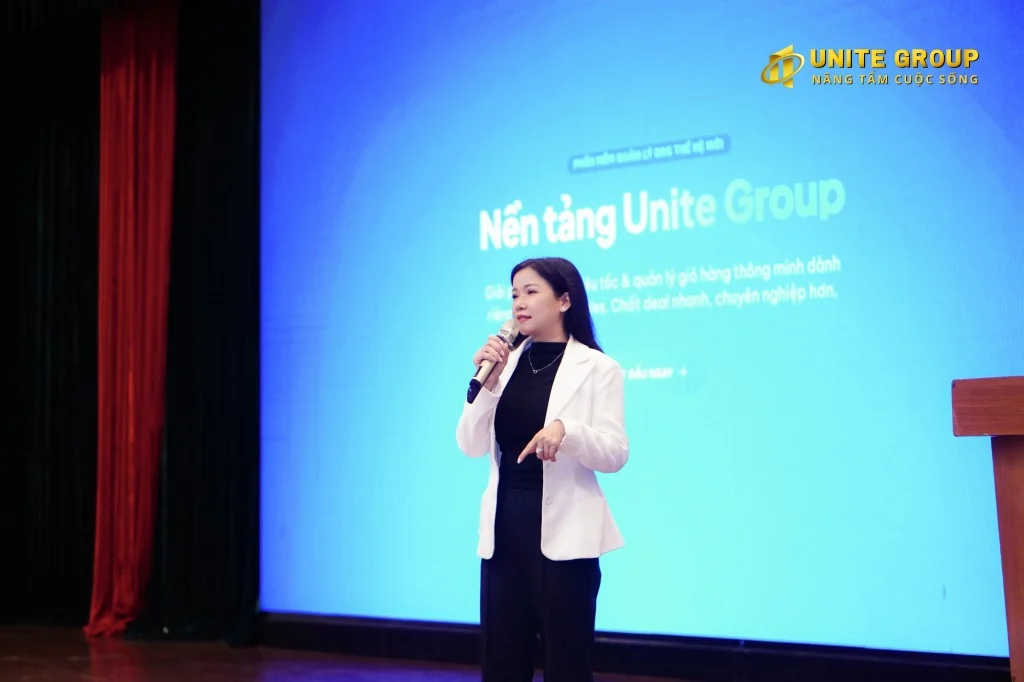 Koko Linh thuyết trình tại sự kiện Unite Group