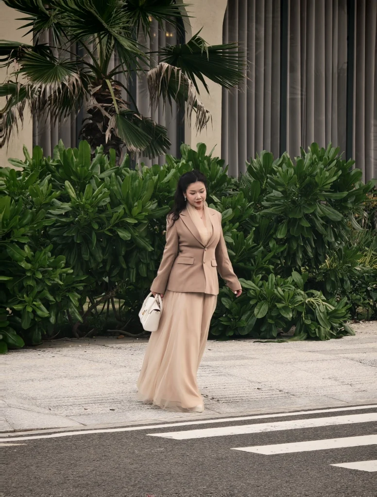 Koko Linh trong trang phục executive ngoài trời