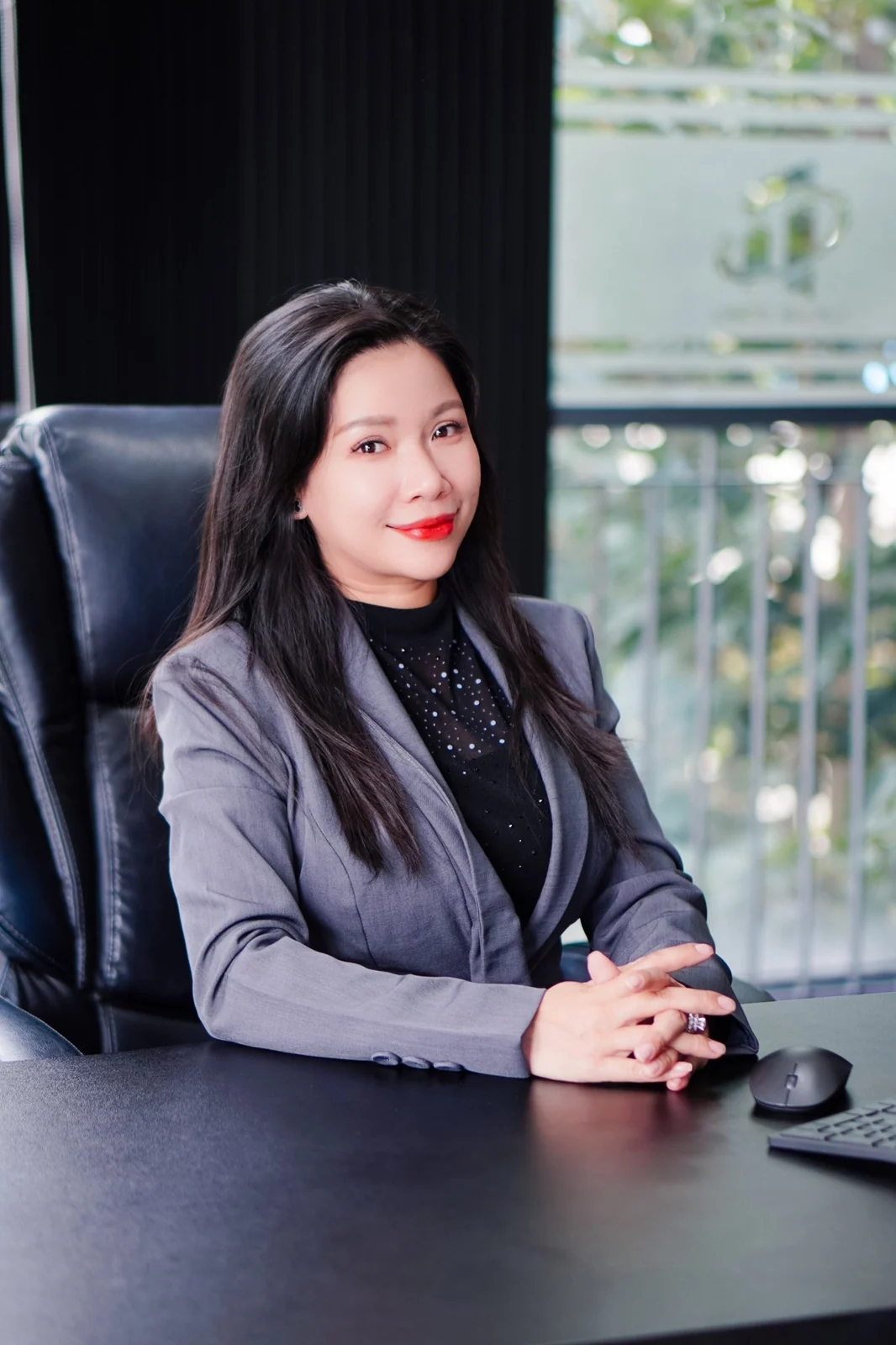 Portrait Koko Linh tại văn phòng