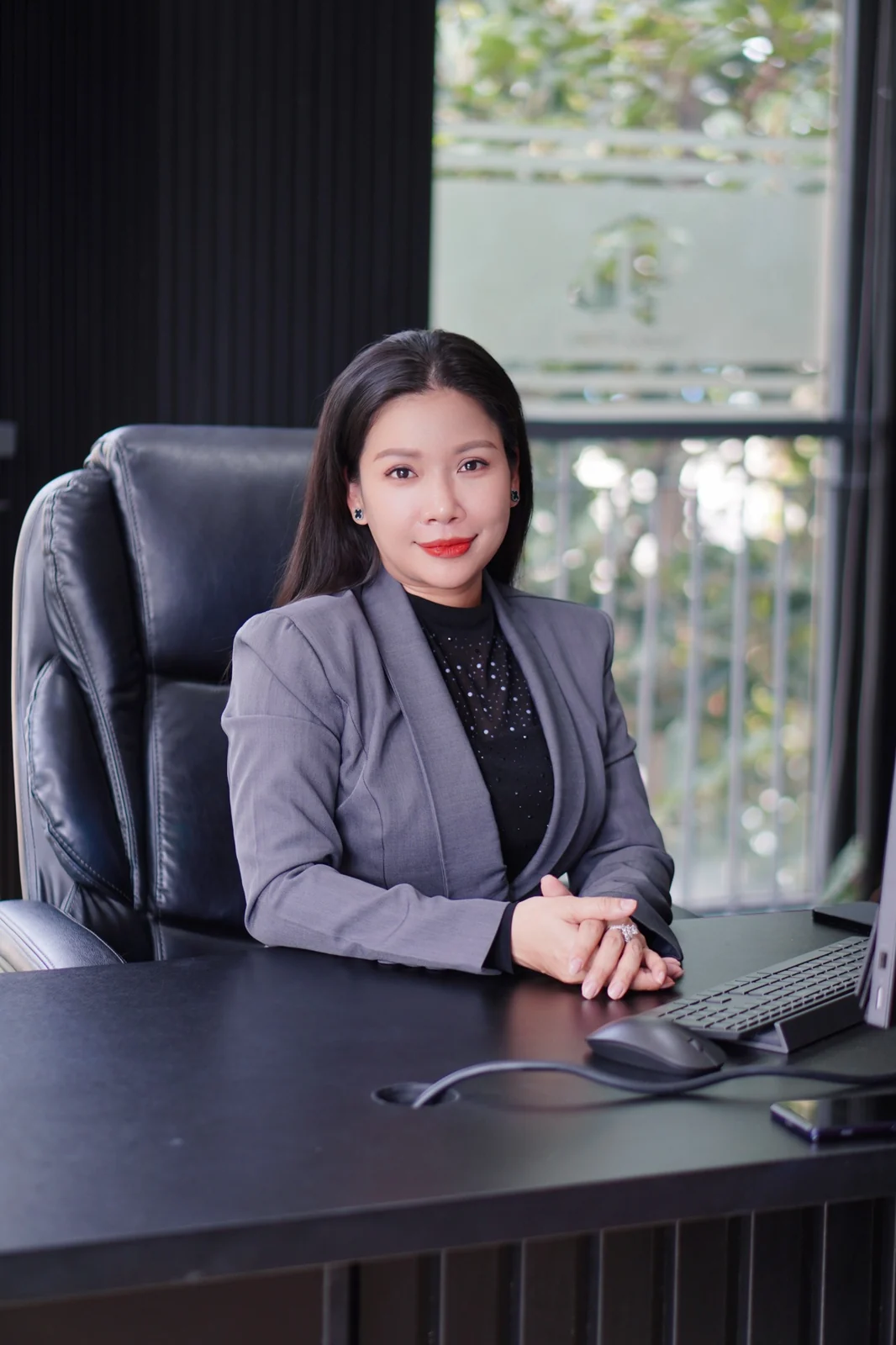 Koko Linh trong trang phục vest tại văn phòng